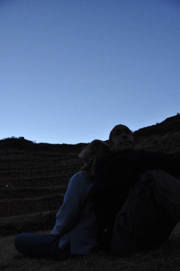 Bem no centro dos círculos de Moray, admirando e sentindo o mágico entardecer no Valle Sagrado, perto de Cusco, no Peru